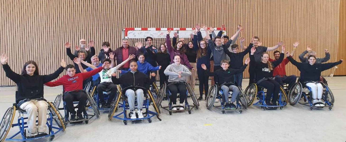 Les collégiens se sont initiés au hand fauteuil Les collégiens se sont initiés au hand fauteuil